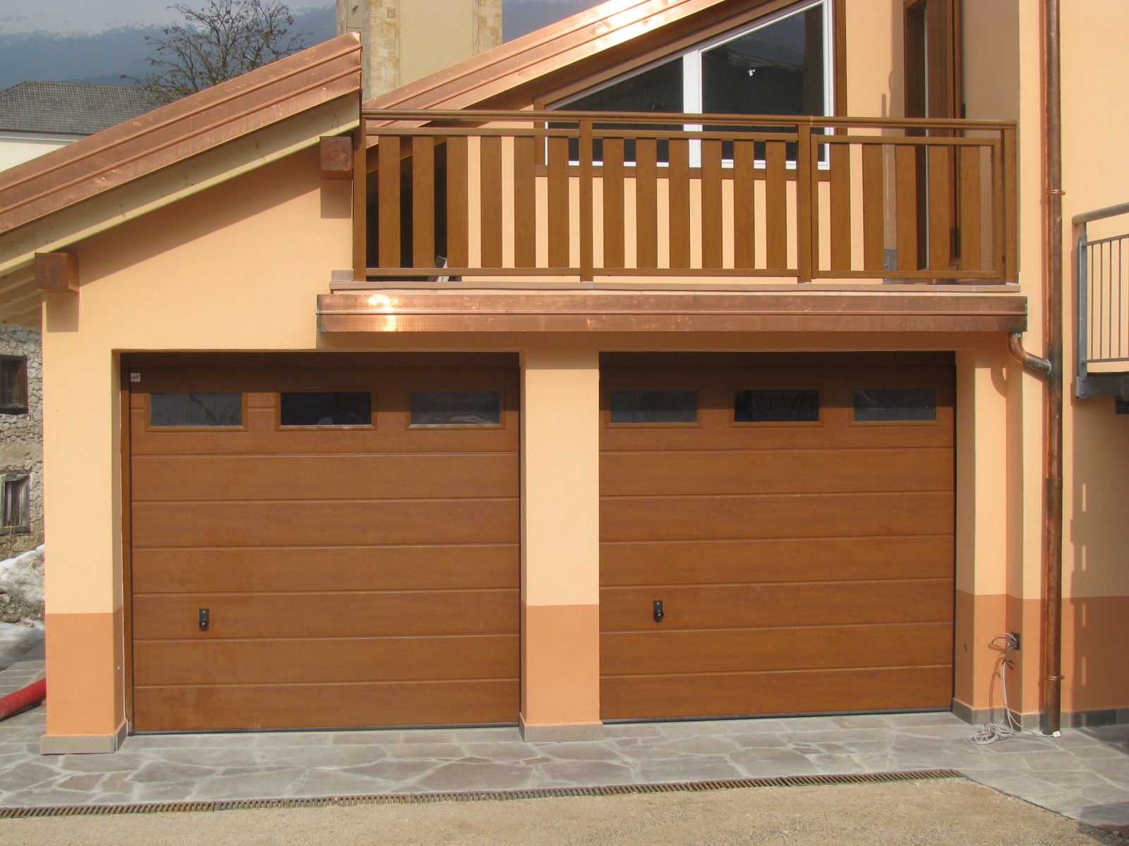 Portoni sezionali con finestrature